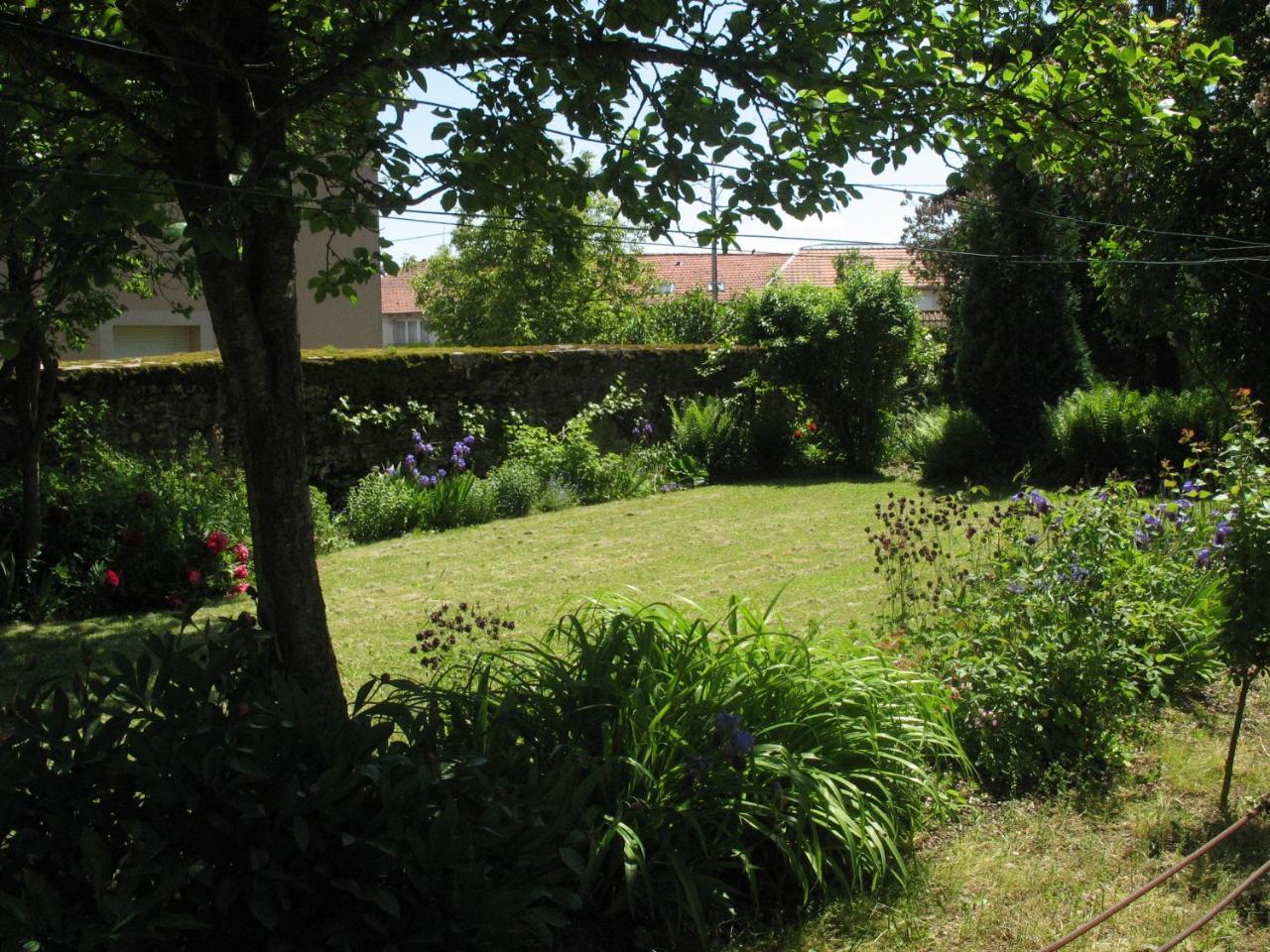 Les Jardins De La Grange Acomodação com café da manhã Rezonville Exterior foto