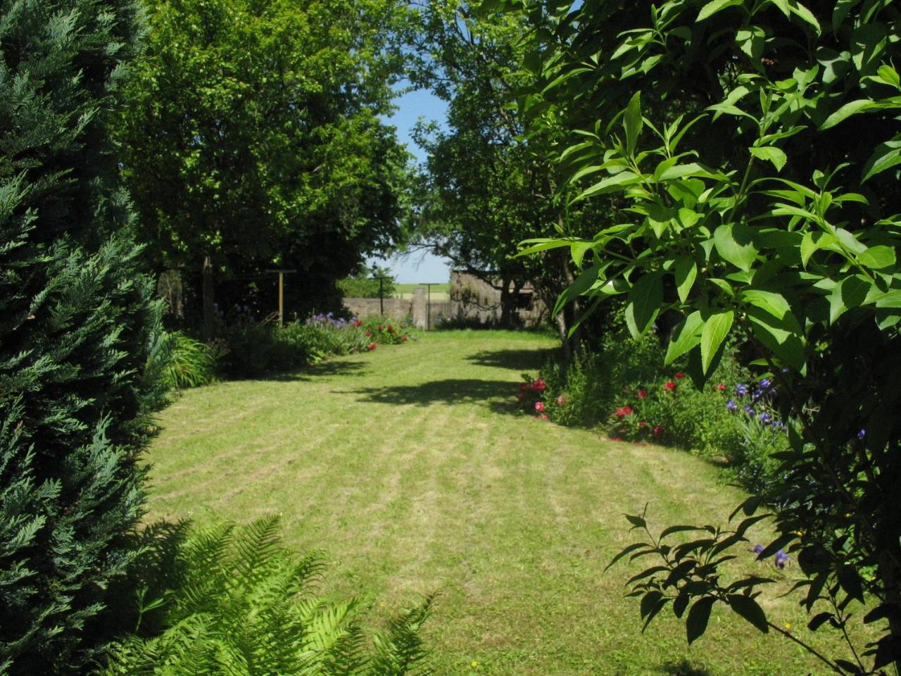 Les Jardins De La Grange Acomodação com café da manhã Rezonville Exterior foto