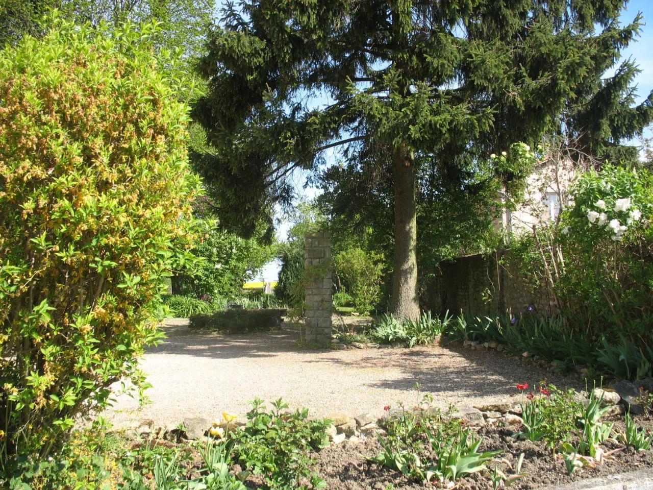 Les Jardins De La Grange Acomodação com café da manhã Rezonville Exterior foto